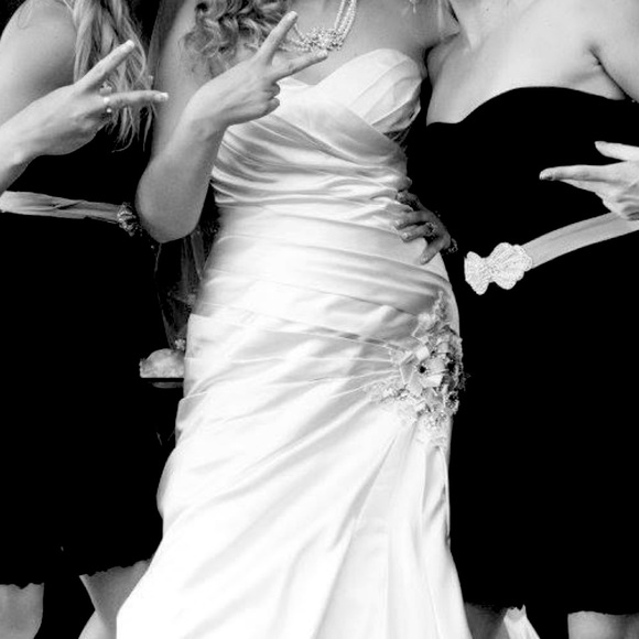 Ivory Vintage Hourglass Wedding Gown - Picture 6 of 9